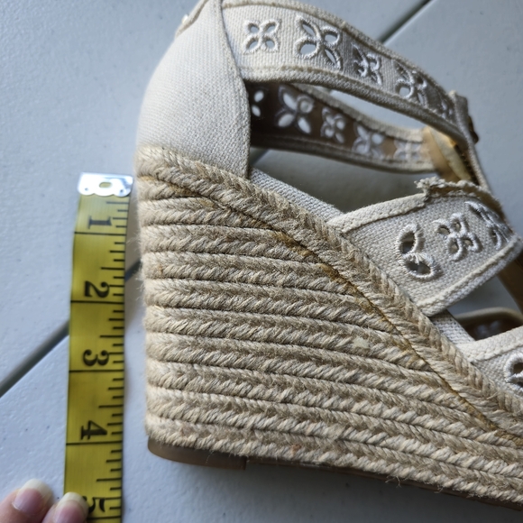 Michael Kors Damita Women’s Wedge Sandals Cream Size 6.5 - Picture 13 of 16